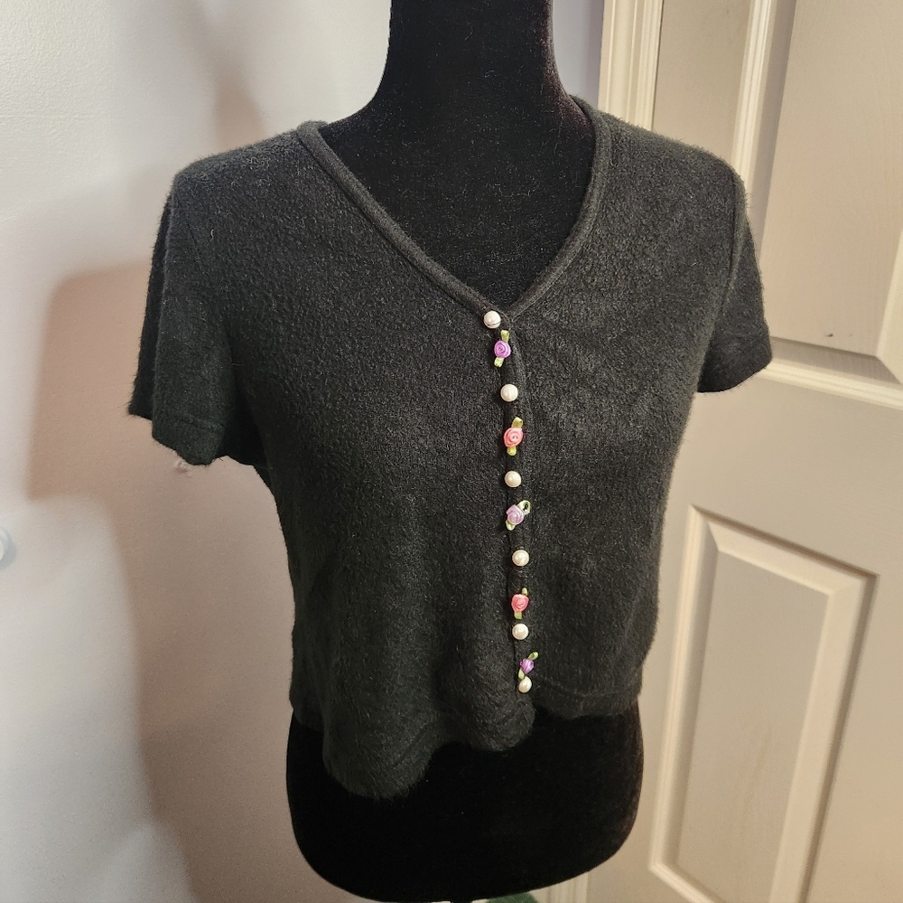 Amy Byer Black Cropped V‑Neck Cardigan with Pearl & Floral Buttons Size 18 1/2